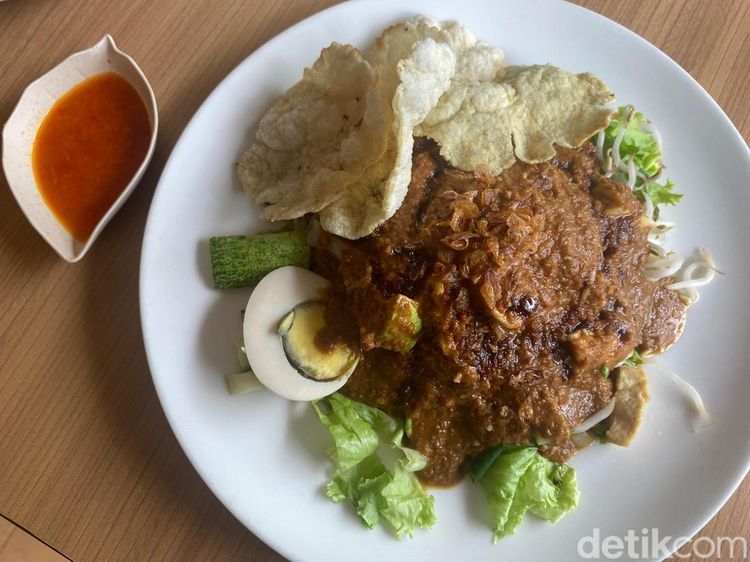 Bisa Kumpul Keluarga dan Makan Soto Betawi Merah di Resto Ini