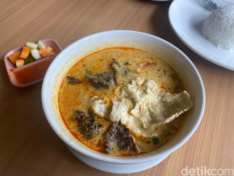 warung saco menawarkan makanan khas Betawi yang nikmat