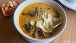 Bisa Kumpul Keluarga dan Makan Soto Betawi Merah di Resto Ini