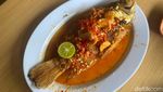 Bisa Kumpul Keluarga dan Makan Soto Betawi Merah di Resto Ini