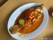 Warung Saco: Ada Soto Betawi Merah dan Pecak Nila yang Pedas Segar