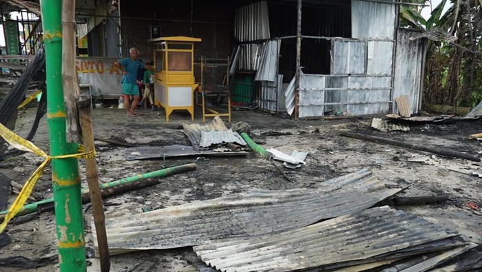 warung soto ayam di Jombang dilempar molotov