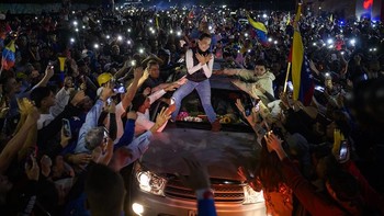 Kategori South America - Single. Karya Gabriela Oráa, Venezuela, Reuters. Pada 2023, María Corina Machado memenangkan pemilihan pendahuluan oposisi untuk menantang Nicolás Maduro, tetapi dilarang ikut pemilu. Ia mendukung Edmundo González Urrutia sebagai kandidat oposisi dan memimpin kampanyenya. Pasca-pemilu, Maduro dinyatakan menang, tetapi oposisi menolak hasilnya, menyebut González menang berdasarkan penghitungan suara. Tuduhan kecurangan memicu keraguan internasional. Maduro tetap berkuasa, González diasingkan, dan Machado bersembunyi sebagai pemimpin oposisi yang mendorong perubahan politik. Foto: World Press Photo