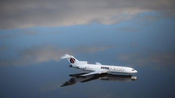 Kategori South America - Single. Karya Anselmo Cunha, Brasil, Agence France-Presse. Antara April dan Juni 2024, hujan ekstrem di Rio Grande do Sul, Brasil, menyebabkan banjir terburuk dalam sejarah, menewaskan 183 orang dan mengungsikan lebih dari 500.000 warga. Menurut ilmuwan, perubahan iklim, terutama akibat pembakaran bahan bakar fosil termasuk dari penerbangan, memperparah banjir tersebut. Dalam krisis iklim global, gambar pesawat di antara langit dan air menjadi simbol mengerikan. Foto: World Press Photo