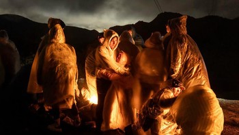 Kategori North and Central America - Single. John Moore, AS, Getty Images. Imigran tanpa izin dari China ke AS melonjak karena ekonomi China yang melemah pasca-kebijakan nol-COVID dan pengaruh tutorial video di media sosial China tentang cara menyeberang perbatasan. Gambar ini menggambarkan realitas kompleks migrasi di perbatasan yang sering disederhanakan dan dipolitisasi di AS. Foto: World Press Photo