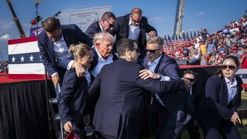 Kategori North and Central America - Single. Jabin Botsford, United States, The Washington Post . Percobaan pembunuhan terhadap Donald Trump dan liputan media setelahnya dianggap sebagai titik balik kampanye presidensial yang membentuk pemilihan dan masa depan politik AS. Sesaat setelah penembakan, calon presiden Republik 2024 itu berteriak “Fight, fight, fight!” saat dievakuasi. Gambar yang diambil sesaat kemudian menunjukkan momen langka kerapuhan dalam kampanye yang menonjolkan vitalitas dan kekuatan.Foto: World Press Photo