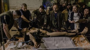 Kategori Eropa - Single. Pria itu direkrut untuk berperang di republik separatis Luhansk yang didukung Rusia di Ukraina timur pada 22 Februari 2022, dua hari sebelum invasi besar-besaran Rusia. Dia termasuk di antara ribuan pria yang dimobilisasi. Kemudian, Rusia menganeksasi wilayah itu, dan milisi yang merekrutnya digabungkan ke unit tentara Rusia. Rusia menduduki sebagian besar Ukraina timur, dan kota Bakhmut menjadi saksi pertempuran paling berdarah dalam perang ini. Foto: World Press Photo