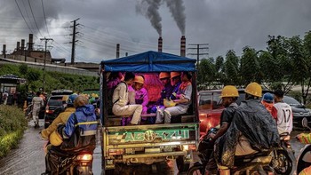 Kategori Asia, Pacific dan Oceania - Single. Mas Agung Wilis Yudha Baskoro, Indonesia, China Global South Project. Weda Bay di Halmahera, Maluku Utara, menyumbang 17% produksi nikel global, tetapi merusak lingkungan. Indonesia, yang memasok hampir setengah nikel dunia untuk baterai kendaraan listrik, melarang ekspor bijih nikel pada 2020 untuk mengembangkan industri lokal. Penambangan dan pengolahan nikel mencemari udara dan air, serta menggunduli hutan. Desa-desa yang dulunya hidup dari perikanan dan pertanian kini bergantung pada industri. Laporan menyebut 5.331 hektar hutan tropis hilang, menyebabkan banjir lebih lama dan sering. Polusi udara dari peleburan nikel meningkatkan penyakit pernapasan 25 kali lipat (2020-2023). Nelayan melaporkan penurunan tangkapan dan laut tercemar. Deforestasi juga mengancam hak tanah dan budaya masyarakat adat. Foto: World Press Photo