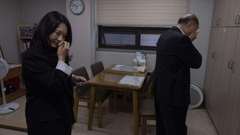 Kategori Asia, Pacific dan Oceania - Single. Karya Jae C. Hong, Korea Selatan, Associated Press. Nicole, diadopsi dari panti asuhan Korea pada 1985 setelah diasuh tetangga dan kerabat. Ayah kandungnya, Dae-chang, yang sering merantau untuk kerja, mengaku baru tahu Nicole diadopsi saat pulang dan tak lagi berkomunikasi dengan kerabat yang menyerahkan anaknya. Sekitar 200.000 anak Korea diadopsi ke AS sejak 1950-an, awalnya yatim piatu perang, namun adopsi internasional ini kurang diatur hingga Konvensi Den Haag berlaku pada 1995, dan di AS pada 2008. Banyak anak adopsi seperti Nicole mencari akar mereka, tapi menemukan cerita hidup yang berbeda dari dugaan. Investigasi AP 2024 mengungkap kasus pemalsuan dokumen, paksaan agensi pada orang tua, dan penggantian identitas anak. Foto: World Press Photo