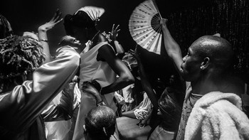 Kategori Africa - Single. Karya Temiloluwa Johnson, Nigeria. Pada 21 Juni 2024, acara ballroom digelar di tempat bawah tanah sebagai bagian dari perayaan Pride in Lagos selama seminggu. Meski UU Nigeria melarang hubungan sesama jenis dan ekspresi gender nonkonformitas, serta adanya diskriminasi sosial, komunitas LGBTQI+ tetap mencari ruang untuk berekspresi. Pride in Lagos pertama kali dibuat sebagai ruang aman bagi queer untuk terlihat dan membangun komunitas. Edisi ketiga, Heavenly Bodies: Notes on Fola Francis, yang dikurasi Olaide Kayode Timileyin, menjadi salah satu pengalaman ballroom drag terbesar di Nigeria, menghormati mendiang Fola Francis, ikon trans dan aktivis.  Foto: World Press Photo