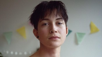 Kategori Eropa - Single. Karya Prins de Vos, Belanda, Queer Gallery. Penantian panjang untuk janji temu pertama perawatan afirmasi gender adalah kenyataan di Belanda dan global. Dampaknya pada kesejahteraan orang non-biner dan trans sangat besar, menyebabkan frustrasi, isolasi, dan keputusasaan. Fotografer ingin menyoroti isu ini, meningkatkan pemahaman tentang dampak penantian, dan mendorong pendekatan yang lebih inklusif dan penuh kasih dalam perawatan afirmasi gender. Foto: World Press Photo