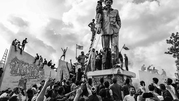 Kategori West, Central, and South Asia - Single. Karya Suvra Kanti Das, Bangladesh, The Daily Prothom Alo. Juli 2024, protes mahasiswa terhadap kuota kerja pemerintah memicu pemberontakan massal melawan pemerintah yang dituduh melakukan penahanan ilegal, penghilangan paksa, dan penekanan terhadap perbedaan pendapat. Unrest terjadi di tengah perjuangan untuk pemilu yang adil dan undang-undang keamanan siber yang membatasi kebebasan berbicara. Awalnya damai, protes berubah menjadi kekerasan setelah pihak berwenang dan paramiliter pro-pemerintah menindak demonstran, menewaskan setidaknya 1.400 orang. Pada Agustus, rezim runtuh. PM Sheikh Hasina mengundurkan diri dan mengasingkan diri, dan kepala angkatan bersenjata Jenderal Waker-Uz-Zaman mengumumkan pembentukan pemerintah sementara. Foto: World Press Photo