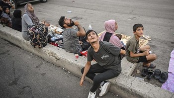 Kategori West, Central, and South Asia - Single. Karya Murat Sengul, Turki, Anadolu Agency. Serangan lintas batas antara Israel dan Hezbollah di Lebanon, yang berlangsung sejak perang Gaza, meningkat tajam pada September 2024. Israel bertujuan menghancurkan Hezbollah dengan serangan udara di Lebanon selatan, diikuti operasi darat. Beirut, awalnya tempat perlindungan, juga diserang saat konflik meluas ke utara. Sejak 27 September, Israel menargetkan bangunan, termasuk apartemen di Dahiyeh, dengan alasan Hezbollah bermarkas di sana. Foto: World Press Photo