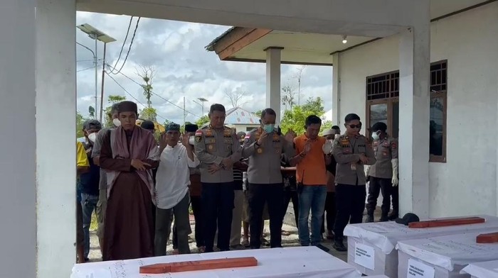 Sebanyak 11 jenazah pendulang emas yang menjadi korban pembantaian kelompok kriminal bersenjata (KKB) di Yahukimo, Papua Pegunungan, diserahkan ke pihak keluarga.
