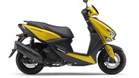 Secara tampilan Cygnus Gryphus terbaru masih mengusung dimensi kompak yang dirancang nyaman untuk penggunaan harian. Kendaraan itu menggunakan lampu utama atau headlamp berukuran besar dengan spion yang dibuat terpisah. Foto: Doc. Yamaha Japan.
