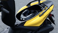 Selain itu, bagasi motor tersebut juga bisa memuat satu helm half-face. Foto: Doc. Yamaha Japan.