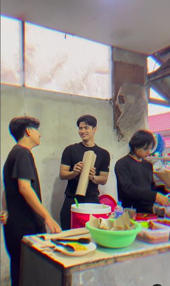 3 Pria Tampan Penjual Nasi Goreng Ini Bikin Pembeli Salting