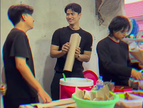 3 Pria Tampan Penjual Nasi Goreng Ini Bikin Pembeli Salting