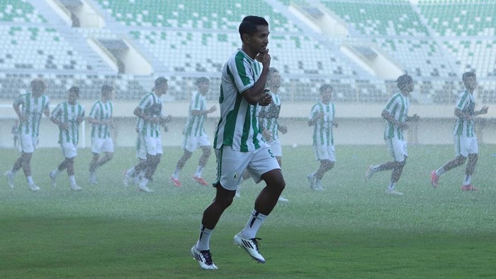 Bek PSS Sleman, Abduh Lestaluhu saat latihan di Stadion Maguwoharjo, Sleman, Senin (7/4/2025).