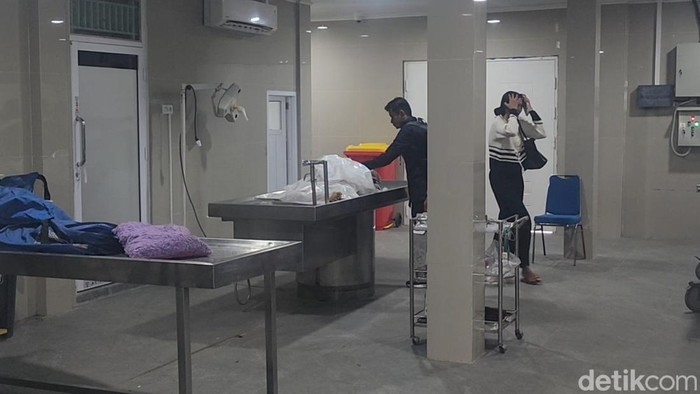 Agus dan Sari saat menyaksikan jasad korban terbujur kaku di kamar mayat.