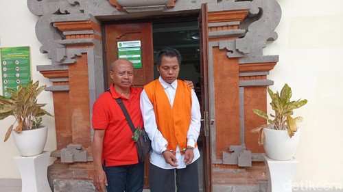 Agus Sugianto alias AS sesuai dituntut 19,5 tahun penjara dalam sidang yang berlangsung di PN Denpasar, Selasa (15/4/2025). (Foto: Aryo Mahendro/detikBali)