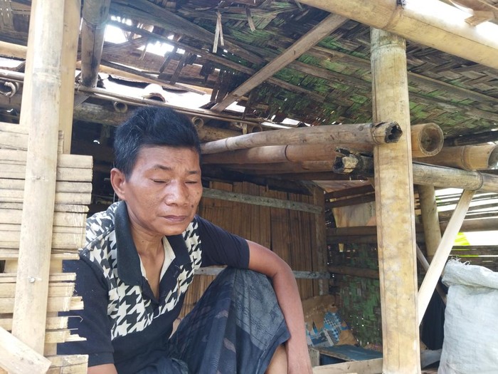 Ahmad, warga Pandeglang yang tinggal di gubuk mirip kandang kambing selama 5 tahun terakhir (Aris/detikcom)