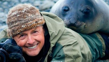 Seekor anjing laut yang ramah karya Art Wolfe. Foto: Boredpanda