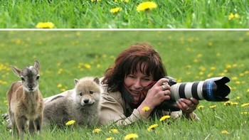 Seekor bayi rusa dan seekor bayi serigala karya Liba Radova. Foto: Boredpanda