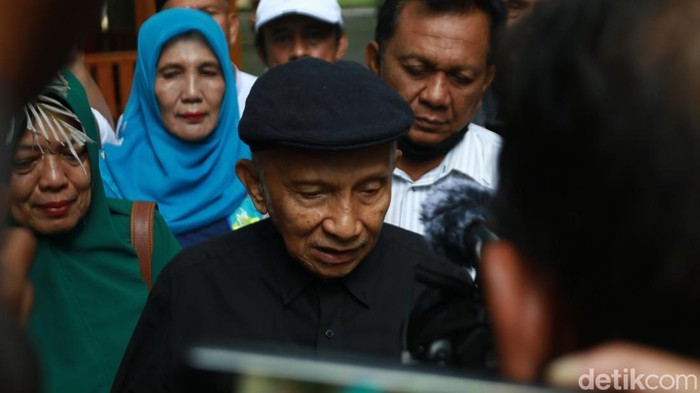Amien Rais dan sejumlah orang menggeruduk UGM untuk mempertanyakan keaslian ijazah Jokowi, Selasa (15/4/2025).