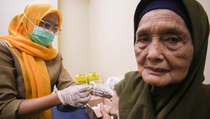 Petugas kesehatan menunjukan vaksin miningitis sebelum melakukan penyuntikan vaksin miningitis kepada jamaah calon haji di Puskesmas Pamulang, Tangerang Selatan, Banten, Selasa (15/4/2025). Kerajaan Saudi Arabia melalui Kementerian Kesehatan Indonesia mewajibkan semua jamaah calon haji melakukan vaksinasi miningitis dan polio sebagai upaya pencegahan virus yang bisa mengancam kesehatan saat beribadah di Tanah Suci. ANTARA FOTO/Muhammad Iqbal/Spt.