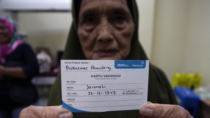 Petugas kesehatan menunjukan vaksin miningitis sebelum melakukan penyuntikan vaksin miningitis kepada jamaah calon haji di Puskesmas Pamulang, Tangerang Selatan, Banten, Selasa (15/4/2025). Kerajaan Saudi Arabia melalui Kementerian Kesehatan Indonesia mewajibkan semua jamaah calon haji melakukan vaksinasi miningitis dan polio sebagai upaya pencegahan virus yang bisa mengancam kesehatan saat beribadah di Tanah Suci. ANTARA FOTO/Muhammad Iqbal/Spt.