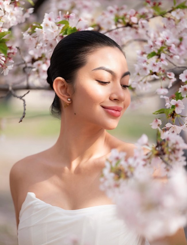 Ariel Tatum baru saja membagikan hasil pemotretannya saat berada di Taman Sakura, Osaka Castle, Jepang. Diakui Ariel bahwa itu adalah momen pertama kali dirinya melihat bunga Sakura secara langsung. Foto: Instagram/@arieltatum