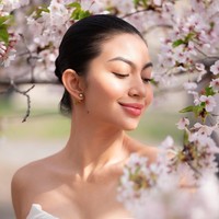 Ariel Tatum baru saja membagikan hasil pemotretannya saat berada di Taman Sakura, Osaka Castle, Jepang. Diakui Ariel bahwa itu adalah momen pertama kali dirinya melihat bunga Sakura secara langsung. Foto: Instagram/@arieltatum