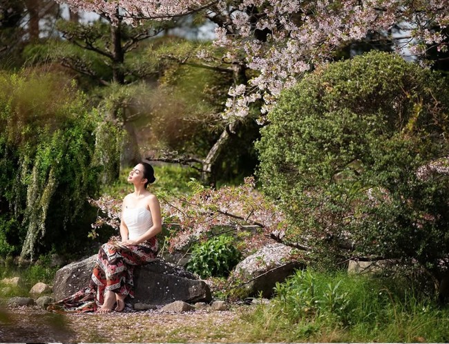 Tampil tradisional, artis cantik 28 tahun itu memadukan korset putih dengan kain batik berwarna coklat, oranye, pink, dan putih. Foto: Instagram/@arieltatum