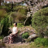 Tampil tradisional, artis cantik 28 tahun itu memadukan korset putih dengan kain batik berwarna coklat, oranye, pink, dan putih. Foto: Instagram/@arieltatum