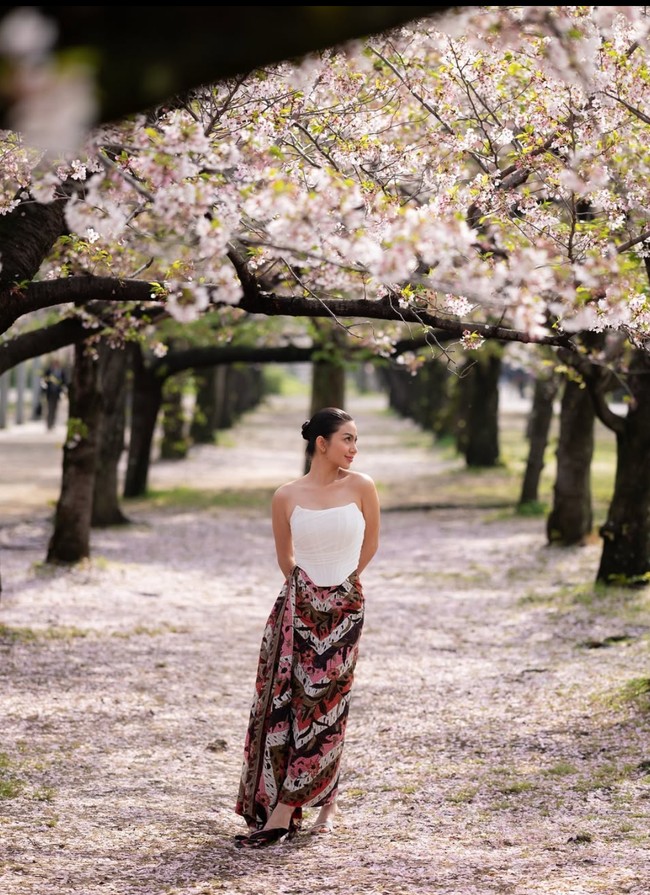 Membawa sentuhan Indonesia ke Osaka, Jepang, penampilan Ariel Tatum banjir pujian. Aura wanita Indonesianya juga kian terpancar dengan tatanan rambut simpel yang dicepol ke belakang. Foto: Instagram/@arieltatum