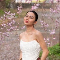 Berpose dikelilingi bunga Sakura berwarna merah muda yang sedang bermekaran, Ariel tatum terlihat cantik dan anggun. Aksesori yang dikenakannya juga tampak simpel, hanya sepasang anting tusuk berukuran kecil dan cincin. Foto: Instagram/@arieltatum