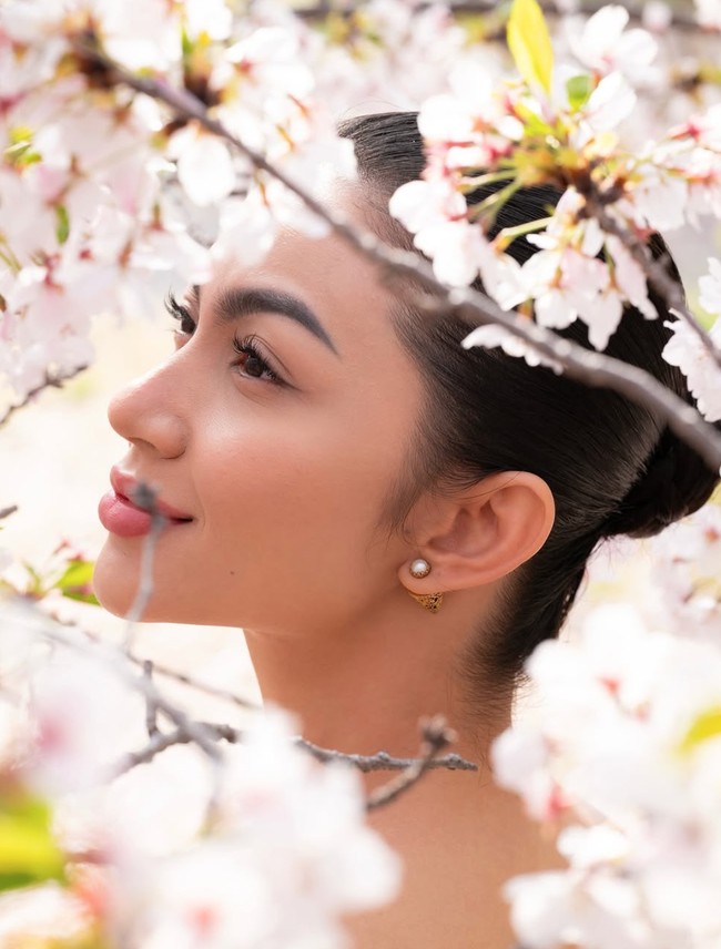 Menambah kecantikannya, Ariel juga mengenakan riasan minimalis pada wajahnya. Alis matanya tampak sedikit lebih tebal dan rapi dengan bantuan pensil alis berwarna hitam. Agar bagian matanya terlihat lentik dan besar, Ariel juga mengenakan bulu mata palsu yang tetap terlihat natural. Sebagai sentuhan akhir, ia memulaskan lipstik warna merah muda pada bibirnya. Foto: Instagram/@arieltatum