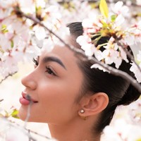 Menambah kecantikannya, Ariel juga mengenakan riasan minimalis pada wajahnya. Alis matanya tampak sedikit lebih tebal dan rapi dengan bantuan pensil alis berwarna hitam. Agar bagian matanya terlihat lentik dan besar, Ariel juga mengenakan bulu mata palsu yang tetap terlihat natural. Sebagai sentuhan akhir, ia memulaskan lipstik warna merah muda pada bibirnya. Foto: Instagram/@arieltatum