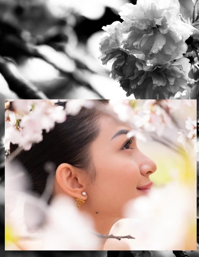 Diketahui kepergian Ariel Tatum ke Jepang sendiri untuk menjadi penampil di acara Indonesia Paviliun Expo 2025. Selama di sana ia pun menyempatkan diri untuk berkunjung ke Taman Sakura Osaka Castle dan melakukan pemotretan di sana. Foto: Instagram/@arieltatum