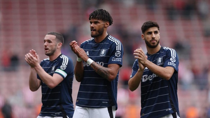 Soccer Football - Premier League - Southampton v Aston Villa - St Mary's Stadium, Southampton, Britain - April 12, 2025 Aston Villa's John McGinn, Tyrone Mings and Marco Asensio celebrate after the match REUTERS/Ian Walton EDITORIAL USE ONLY. NO USE WITH UNAUTHORIZED AUDIO, VIDEO, DATA, FIXTURE LISTS, CLUB/LEAGUE LOGOS OR 'LIVE' SERVICES. ONLINE IN-MATCH USE LIMITED TO 120 IMAGES, NO VIDEO EMULATION. NO USE IN BETTING, GAMES OR SINGLE CLUB/LEAGUE/PLAYER PUBLICATIONS. PLEASE CONTACT YOUR ACCOUNT REPRESENTATIVE FOR FURTHER DETAILS..