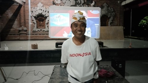 Ayah Putu Panji Apriawan, I Made Swantika, saat acara nobar di Banjar Juntal, Desa Kaba-Kaba, Kecamatan Kediri, Tabanan, Senin (14/4/2025). (Krisna Pradipta/detikBali)