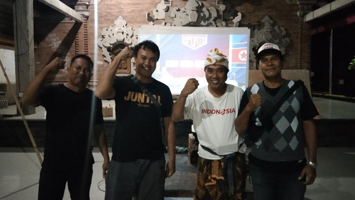 Ayah Putu Panji, I Made Swantika (kaus putih), bersama warga Banjar Juntal, Desa Kaba-kaba, Kecamatan Kediri, Tabanan, seusai nobar laga Timnas Indonesia vs Korut di babak perempatfinal Piala Asia U-17, Senin (14/4/2025) malam. (Krisna Pradipta/detikBali)