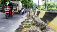 Kerusakan tersebut dampak dari pengerjaan proyek galian pipa yang menyisakan kerusakan di sepanjang bahu jalan itu.