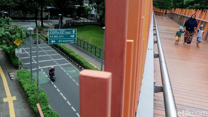 Batal Buka 24 Jam, Tebet Eco Park Tutup Sampai Jam 10 Malam Tebet Eco Park, Jakarta, batal buka 24 jam karena diprotes warga. Alhasil, taman ini tutup sampai jam 10 malam.