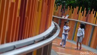 Tebet Eco Park memiliki infinity bridge yang terkenal, area taman yang luas, serta berbagai fasilitas bermain anak, hingga toilet.   
