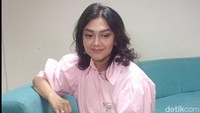 Beda ya, kita sama orang yang kita nggak kenal yang sekeliling kita, depan belakang samping itu kita nggak ada yang kenal dan kita jalan sama-sama, kata Bella Saphira saat ditemui di Studio Trans TV, Jalan Kapten P Tendean, Jakarta Selatan, Selasa (15/4/2025). Foto: Ahsan/detikhot