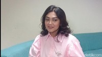 Ada satu yang unik juga ya jemaah umrah dari Afrika itu seru banget pakaian mereka itu mengingatkan saya pada Indonesia, karena pakaiannya berwarna-warni, terang Bella Saphira. Foto: Ahsan/detikhot