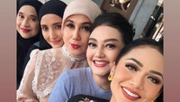 Di antara anggota geng Hits Hot lainnya, Bella mengaku paling dekat dengan Marini Zumarnis. Kedekatan itu karena mereka sudah sering bekerja sama saat masih muda. Foto: instagram Bella Saphira
