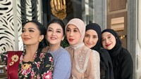 Ini dia anggota geng mereka. Kris Dayanti, Marini Zumarnis, Inneke Koesherawati dan masih banyak yang lainnya. Foto: instagram Bella Saphira